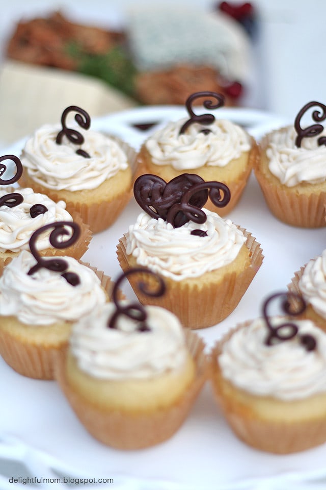 coconut buttercream frosting cupcakes