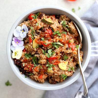 Slow cooker Mexican quinoa recipe that takes only minutes to put together. Hearty flavors of quinoa, black beans and vegetables embodied with tex mex spices that simmer a few hours in the crock pot and are ready to enjoy in the evening. A stress-free vegan and gluten-free dinner waiting to be devoured! #texmex #mexican #quinoa #vegetarian #healthy #recipe #vegan #glutenfree | recipe at delightfulmomfood.com