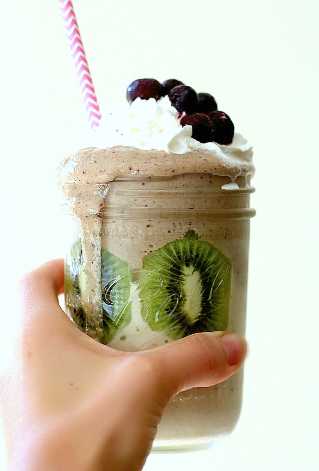 Seriously the easiest and BEST Antioxidant rich kale banana smoothie recipe! Takes 5 minutes!