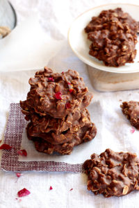 Oatmeal no bake cookies made in less than 5 minutes! Peanut butter protein powder and chocolate make these delicious fudgy and healthy no bake oatmeal cookies a for-sure crowd-pleaser!