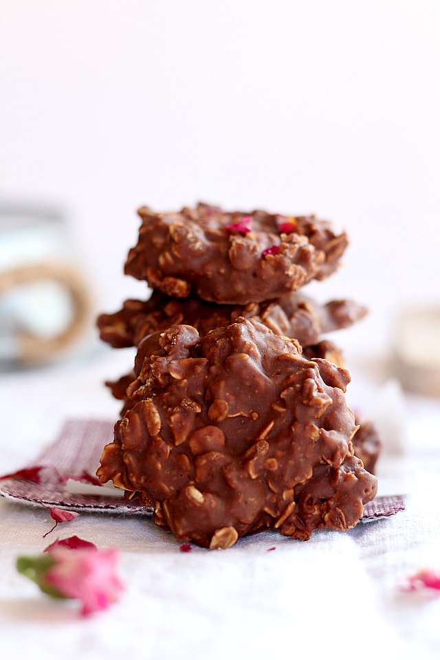 Oatmeal no bake cookies made in less than 5 minutes! Peanut butter protein powder and chocolate make these delicious fudgy and healthy no bake oatmeal cookies a for-sure crowd-pleaser! 