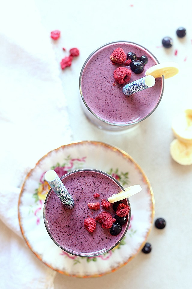 Quick and simple healthy blueberry banana smoothie recipe! To make this gorgeous indigo colored blueberry smoothie add dairy-free milk to the blender with frozen blueberries, banana and two extra secret ingredients to give you the perfect balance of energy that will last for hours! 