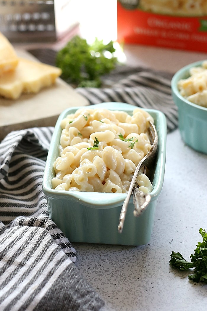 30-minute Healthy Mac and Cheese with a rich and creamy yogurt cheese sauce! Gluten-free quinoa elbow noodles make this macaroni dish naturally rich in iron and protein. A kid favorite recipe! 