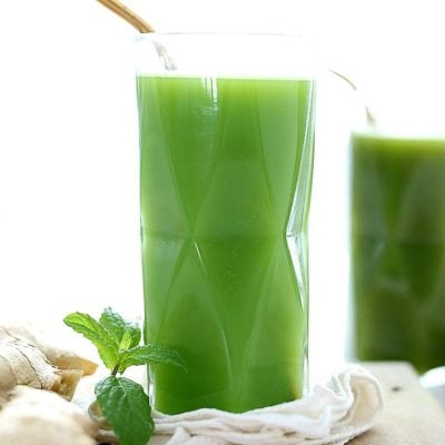 Fresh detox green juice made of cucumbers, celery, ginger, romaine lettuce, and lemon to promote body cleanse and assist in weight loss! Learn how to make it in a blender and drink this magical green drink every morning!  #detox #greenjuice #drink #greendrink #drink #beverage #juice #healthy #cleansing #weightloss #wellness | Recipe at Delightful Mom Food