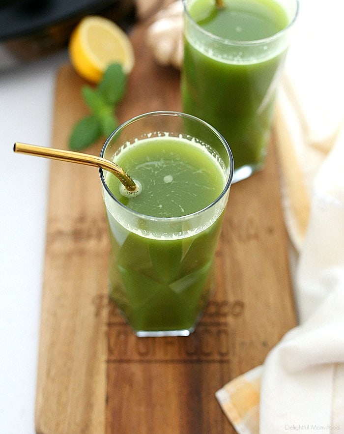 Green machine juice to help reset your body, detox, and pump you full of vital nutrients to instantly increase energy and gut health! This green drink is delicious, refreshing, and simple to make in both a juicer or blender. #greenmachinejuice #green #juice #detox #drinks #beverage #wellness #healthy #glutenfree #cleanse #recipe | Delightful Mom Food