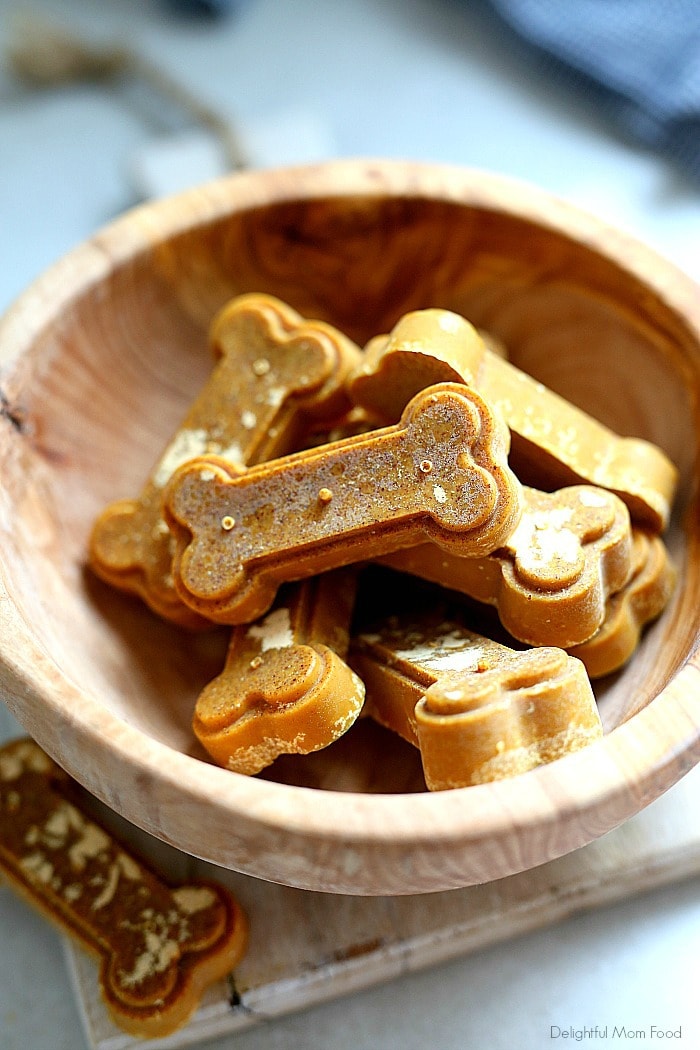 Praise your furry friend with homemade 4 ingredient no bake dog treats that are not only delicious, but add shine to their fur, build muscles and increase brain power. These dog treats are made with peanut butter, coconut oil, turmeric and cinnamon for pups of all sizes and ages! #nobakedogtreats #nobake #dogtreats #grainfree #glutenfree #recipe #peanutbutter #coconutoil #pets | Recipe at Delightful Mom Food