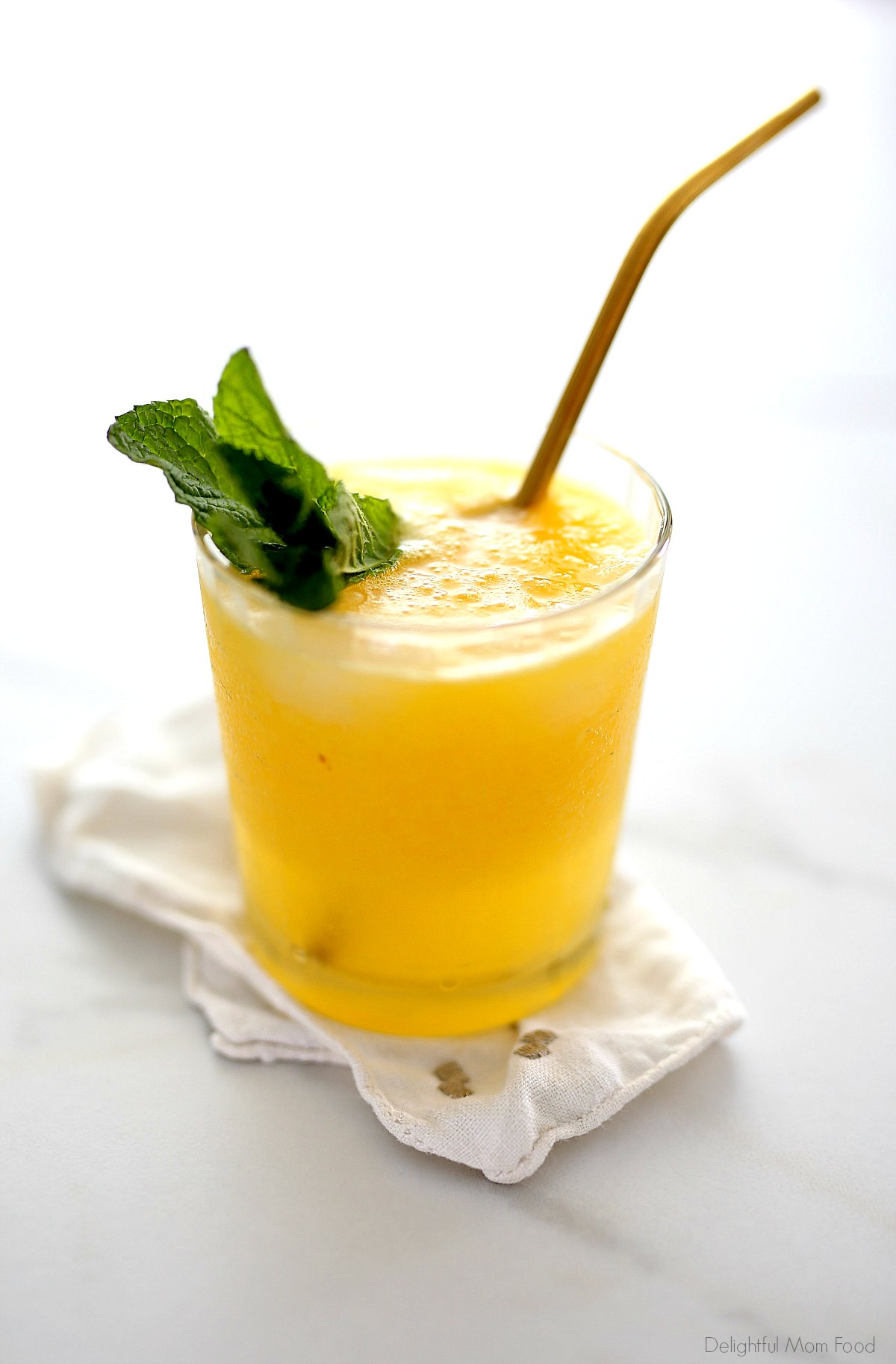 Mango cocktail recipe sweetened naturally with mango puree and fresh citrus juice mixed with vodka and sparkling water. Enjoy this refreshing drink when you're looking for an alcoholic beverage on the skinny side! #mango #mangococktail #mangopureerecipe #mangodrink #beverage #alcoholicbeverage #recipe #skinny #naturalsugar #lite | Recipe at Delightful Mom Food