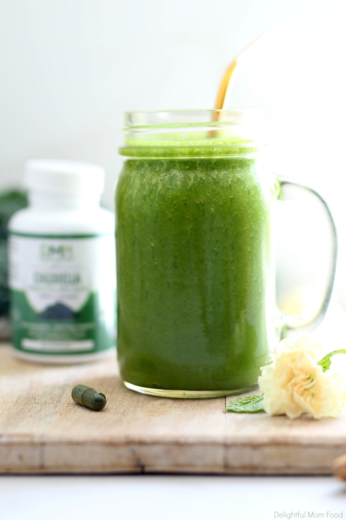 This chlorella detox smoothie is bursting with delicious tropical flavors in a vibrant green color that is packed with superfoods, vitamins, minerals and antioxidants that detoxify the body from the inside out! #chlorella #detoxsmoothie #greensmoothie #vegan #detoxrecipe #smoothie #bestchlorella #chlorellasmoothie #breakfast #snack | Recipe at Delightful Mom Food