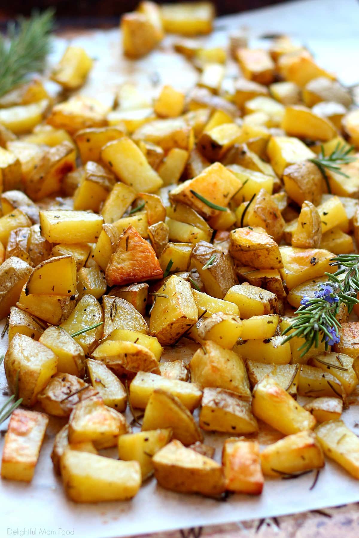 roasted potatoes recipe flavored with fresh rosemary olive oil dressing