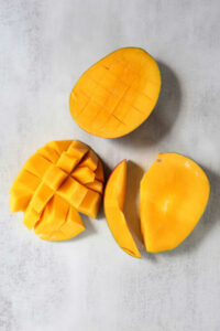 how to cut a mango to remove the pulp from the flesh in chunks