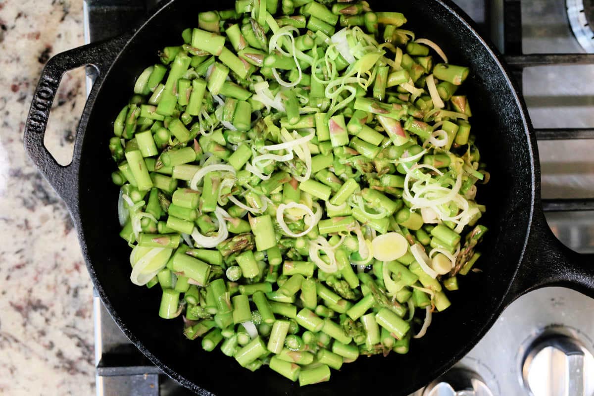 Cooking Asparagus and Leeks on the Stove Top