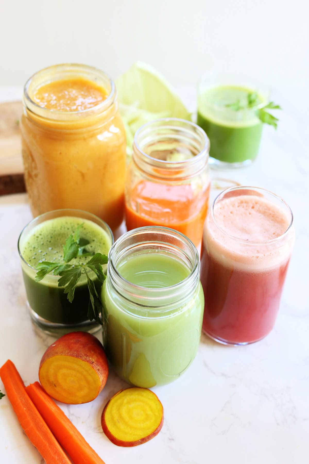 Juice recipes for weight loss in jars and cups.